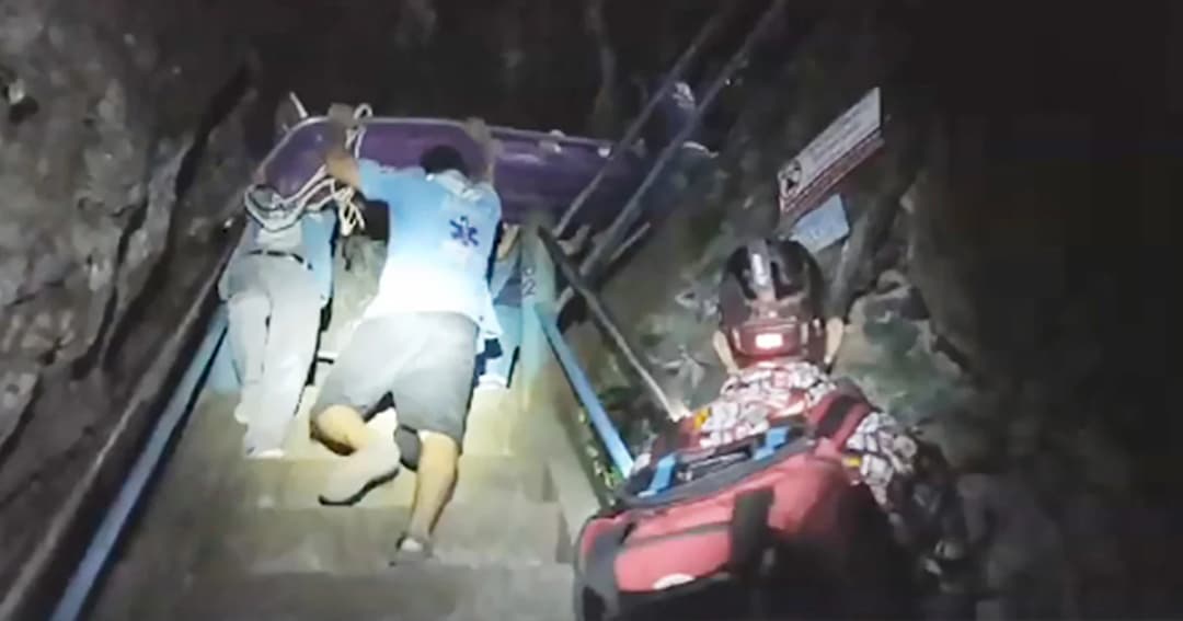 กู้ภัยสุดแกร่ง! ขึ้นบันได 1,237 ขั้น ช่วย นทท. เป็นลม ติดวัดถ้ำเสือ