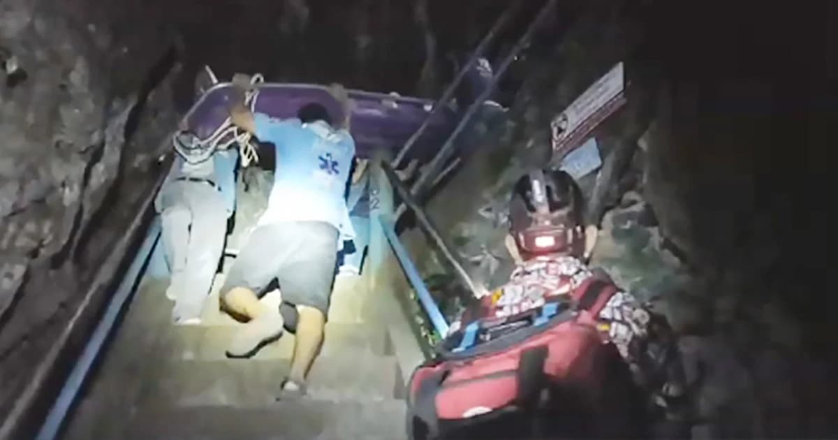 กู้ภัยสุดแกร่ง! ขึ้นบันได 1,237 ขั้น ช่วย นทท. เป็นลม ติดวัดถ้ำเสือ