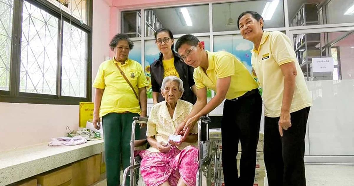 ชื่อตกหล่น! ยาย 94 เพิ่งได้บัตร ปชช. สุดดีใจ น้ำตาไหลพราก