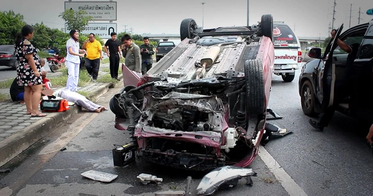 หวิดดับ ! หนุ่มสาวขับเก๋งไปทำงาน ยางระเบิดชนหลักกิโลเจ็บสาหัส