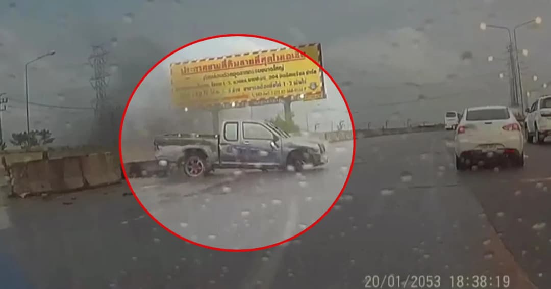 คลิปเตือนภัย ! กระบะซิ่งฝ่าสายฝน เสียหลักหมุนชนขอบทางอย่างจัง