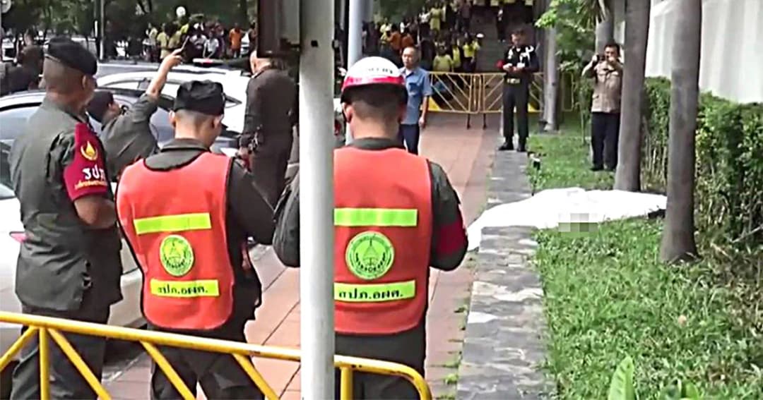 หนุ่มใหญ่ กระโดดตึกศาลอาญาดับ หลังศาลยกฟ้อง คดีลูกชายถูกเเทงเสียชีวิต