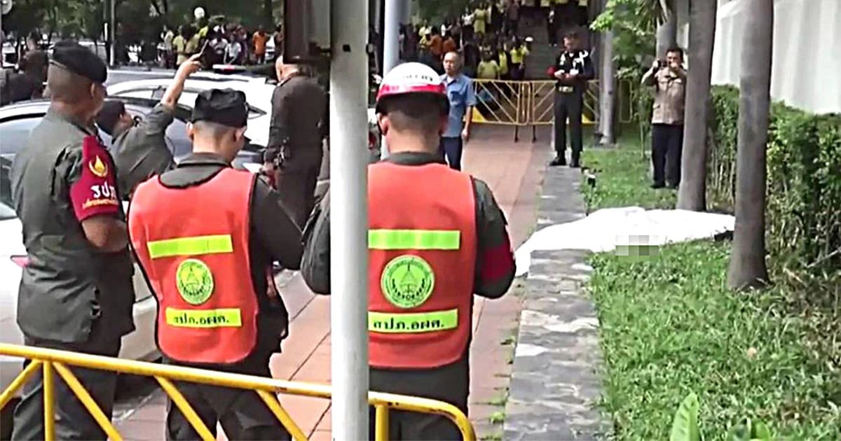 หนุ่มใหญ่ กระโดดตึกศาลอาญาดับ หลังศาลยกฟ้อง คดีลูกชายถูกเเทงเสียชีวิต