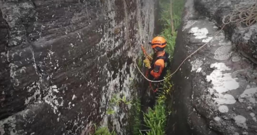 ทิ้งให้ถูกที่ ! กู้ภัยอุทยานฯ ภูหินร่องกล้า โรยตัวเก็บขยะริมผา