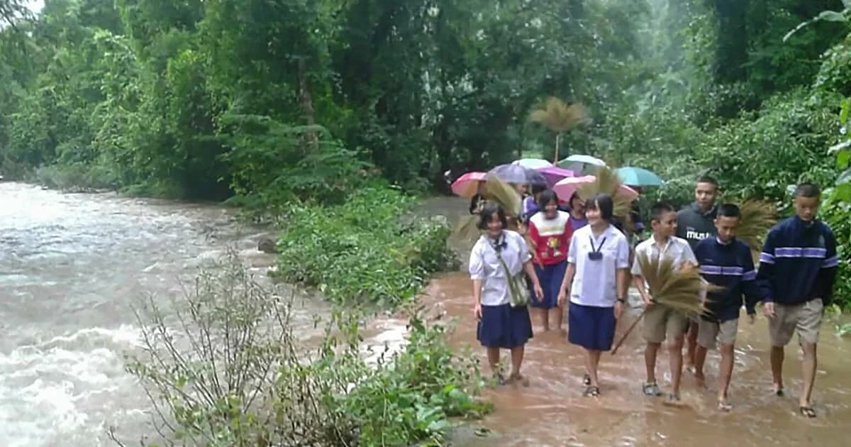 ฝนถล่ม! รร.รอยต่อ ‘อมก๋อย-สบเมย’ น้ำท่วมถนน สั่งหยุดเรียน 7 วัน