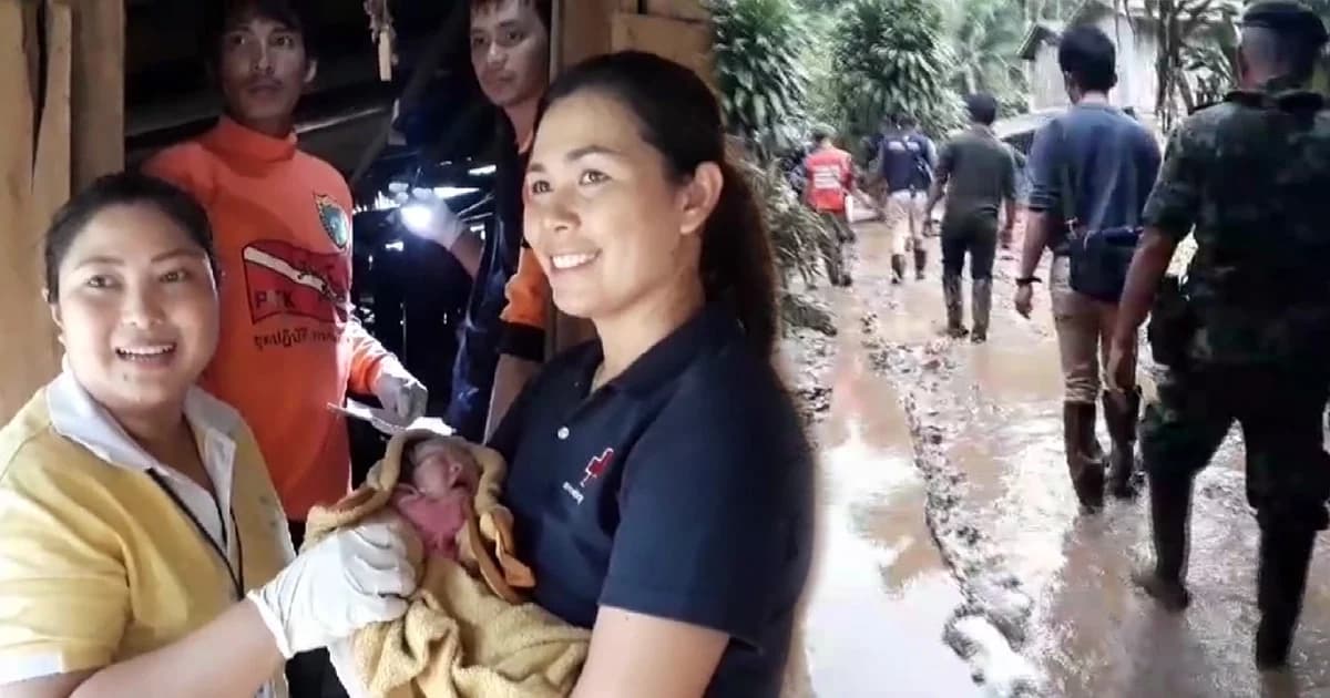 นายอำเภอสังขละบุรีนำทีมแพทย์เดินเท้าเข้าป่าสะเนพ่องทำคลอดสาวท้องแก่