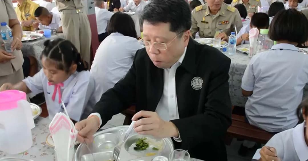 รมช.ศึกษาธิการกินข้าวถาดหลุม พิสูจน์อาหารกลางวันหัวละ 20 บาท