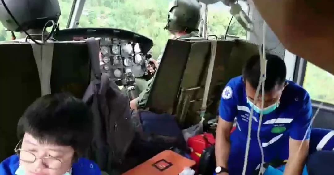 ฮ.ตำรวจบินฝ่าสายฝน ถึงบ้านเลตองคุ อุ้มผาง ช่วยเด็กป่วยฉุกเฉิน