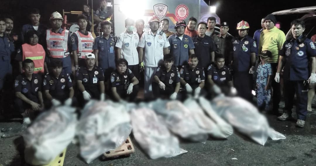 ชนสยอง! รถพุ่งเสยท้ายรถบรรทุกน้ำมัน 5 คันรวด ดับ 6 เจ็บนับ 10 ราย