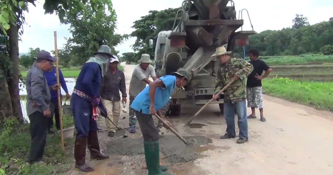 สุดทน! ชาวบ้าน จ.ลำปาง ลงขันซ่อมถนนใช้เอง หลังร้องเรียนแต่ไร้วี่แวว
