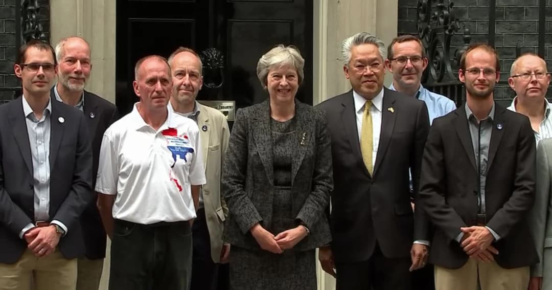 นายกฯ อังกฤษ เลี้ยงรับรองฮีโร่นักดำน้ำช่วยทีมหมูป่า ‘เวิร์น อันสเวิร์ธ’ ใส่เสื้อธงชาติไทย