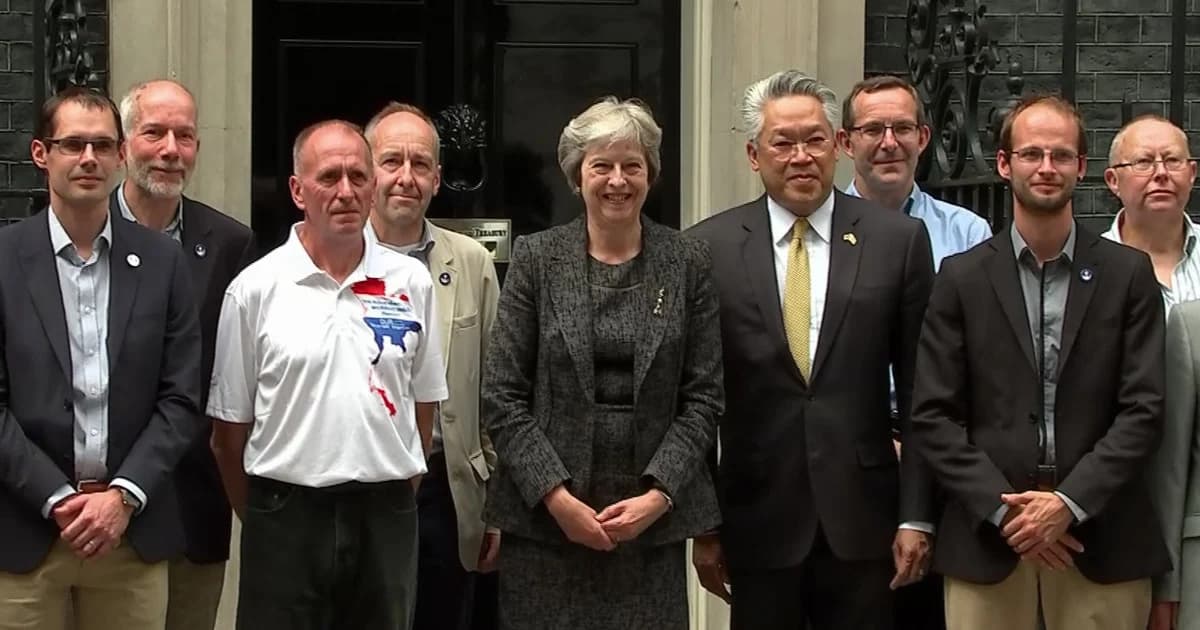 นายกฯ อังกฤษ เลี้ยงรับรองฮีโร่นักดำน้ำช่วยทีมหมูป่า ‘เวิร์น อันสเวิร์ธ’ ใส่เสื้อธงชาติไทย