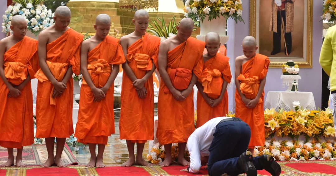 นาทีประทับใจ ! “หมอภาคย์” ก้มกราบ “พระเอก” ทีมหมูป่า