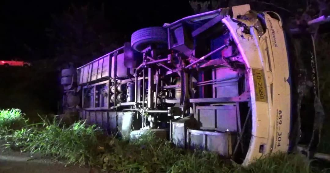 เก๋งยูเทิร์นตัดหน้า! พุ่งชนรถทัวร์เชียงใหม่ เสียหลักคว่ำ เจ็บ 3 ราย