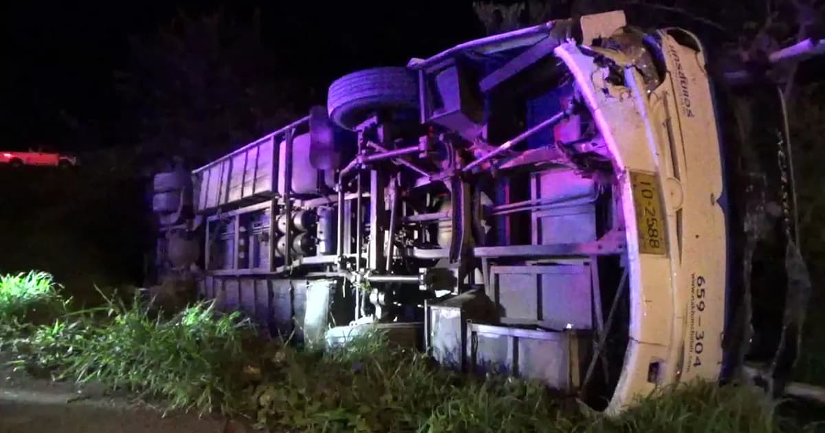 เก๋งยูเทิร์นตัดหน้า! พุ่งชนรถทัวร์เชียงใหม่ เสียหลักคว่ำ เจ็บ 3 ราย