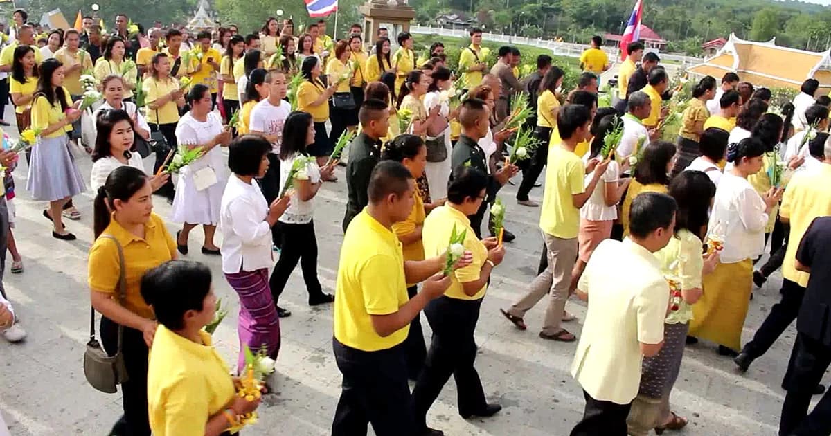 คึกคัก! ‘ชาวนราธิวาส’ แห่ทำบุญตักบาตร ในวันอาสาฬหบูชา