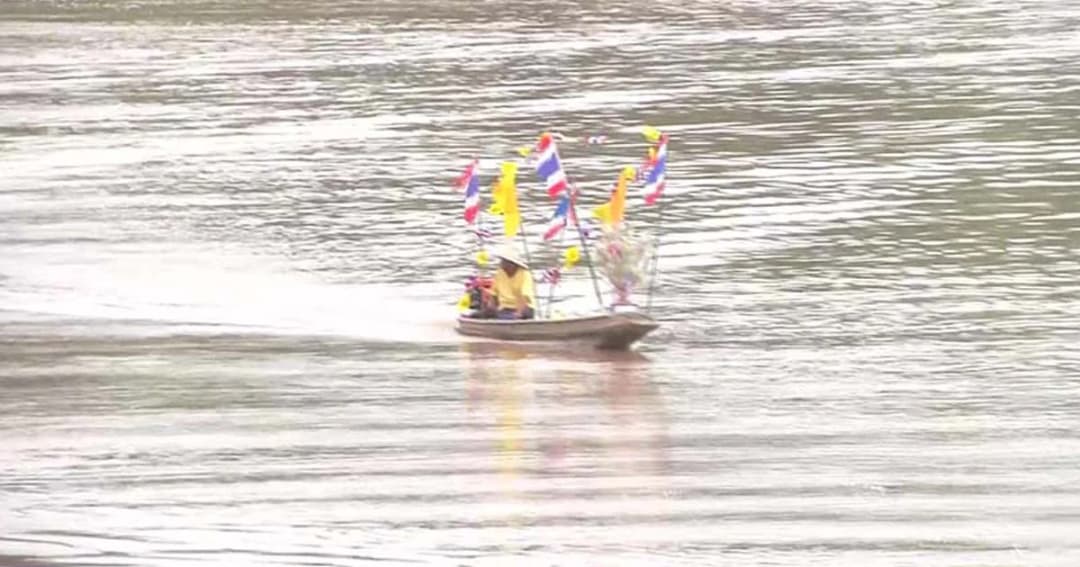 ชาวตะพานหินสืบสานประเพณีทอดผ้าป่าทางน้ำ สุดคลาสสิก