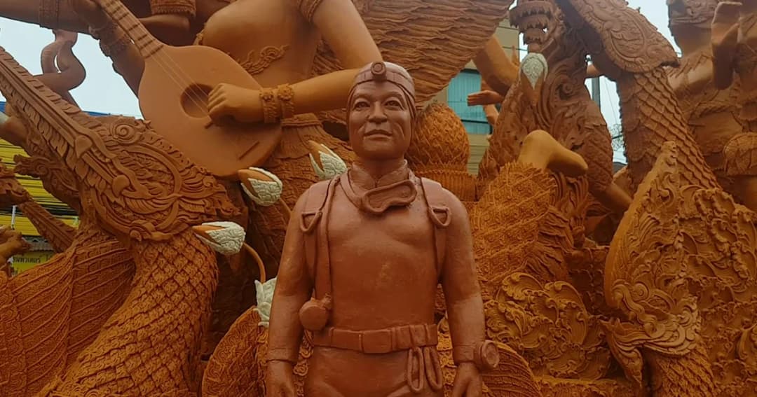 ชาวพิมายแห่ชมขบวนเทียนพรรษาปั้นรูป “จ่าแซม” อย่างคึกคัก