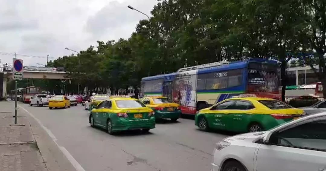 การจราจรหน้าหมอชิต 2 ติดขัด คนแห่เดินทางวันหยุดยาว