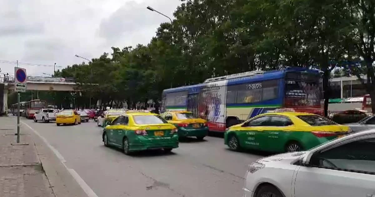 การจราจรหน้าหมอชิต 2 ติดขัด คนแห่เดินทางวันหยุดยาว