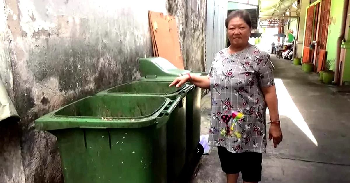 หญิงวัย 65 ปี เจอ “เงินกว่าแสน” ในถังขยะ แจ้ง ตร.ตามหาเจ้าของ