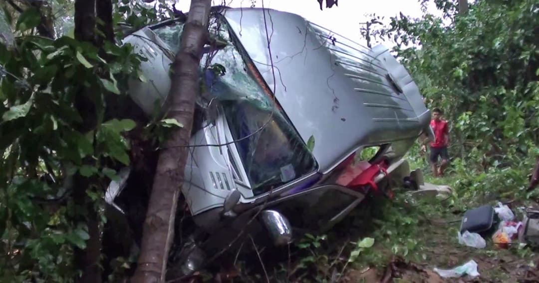 หวิดตายหมู่ ! คนขับรถตู้หลับในจนรถเสียหลักพลิกคว่ำ เจ็บยกคัน 11 คน