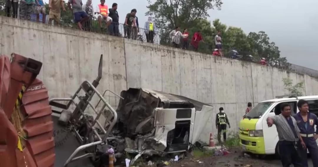 พ่วงเบรกแตกชนยับ 7 คันรวด คนขับดับคารถ 1 ราย