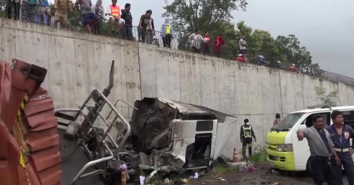 พ่วงเบรกแตกชนยับ 7 คันรวด คนขับดับคารถ 1 ราย