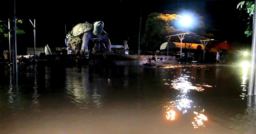 ลำน้ำพุง น้ำเพิ่มสูง ทะลักท่วมรอบ “พญาเต่างอย” เเลนด์มาร์คสกลนคร