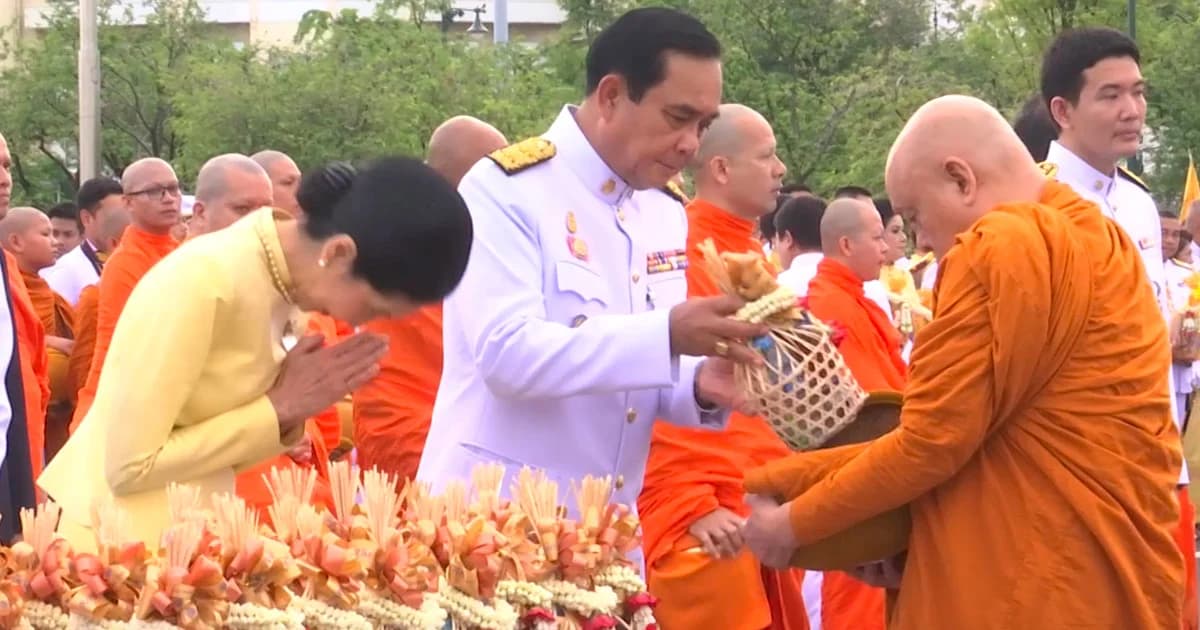 นายกฯ นำตักบาตรพระ 670 รูป ถวายในหลวง 66 พรรษา