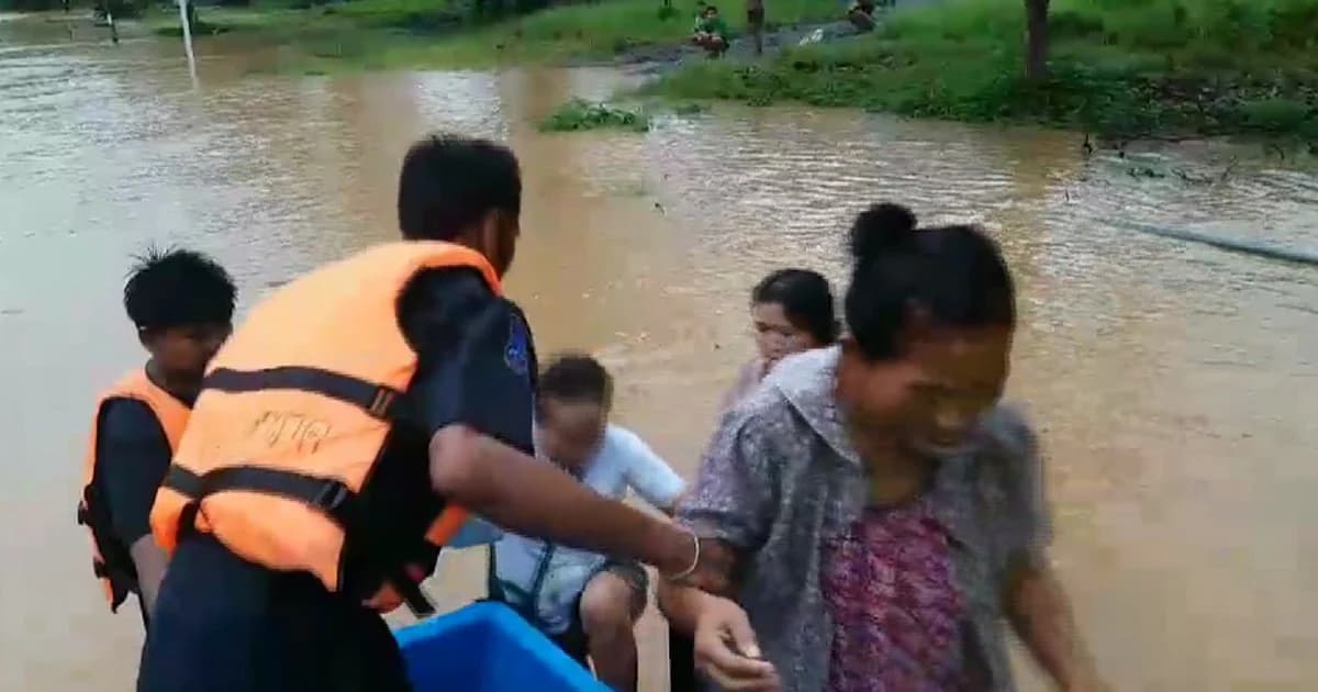 จ.ตราด เร่งช่วยชาวบ้านถูกน้ำป่าไหลหลากท่วมหมู่บ้าน