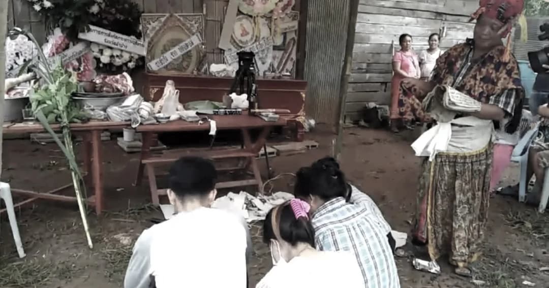 ครอบครัวสุดเศร้า ! ทำพิธีส่งวิญญาณสาวม้ง เหยื่อถูกผู้ใหญ่บ้านข่มขืน