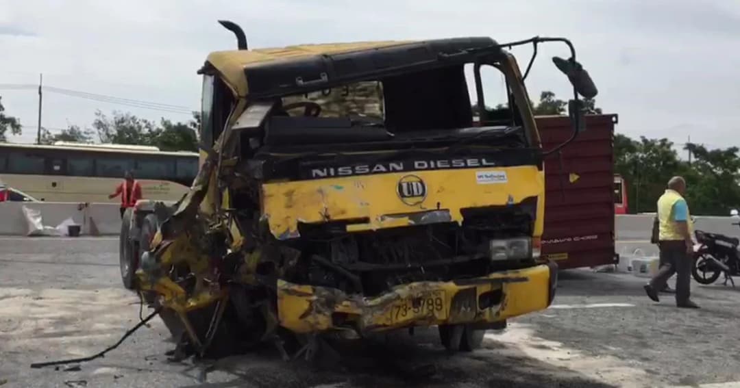 ชนบนมอเตอร์เวย์ เทรลเลอร์หลับในข้ามเลนชนเก๋ง ดับ 1 เจ็บ 12