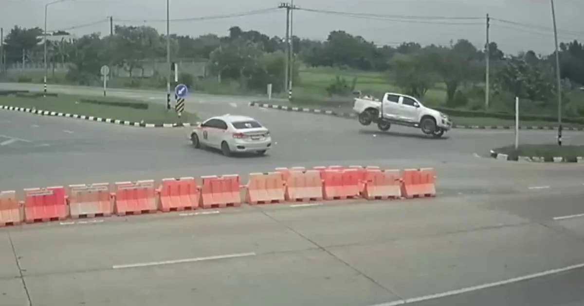 คลิประทึกเก๋งตัดหน้า ทำกระบะคว่ำหลายตลบ