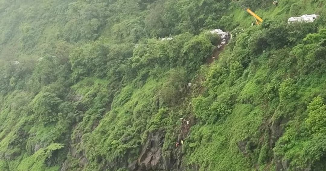 รถบัสลูกจ้างมหาวิทยาลัยในอินเดียดิ่งตกเหว ดับ 33 ศพ