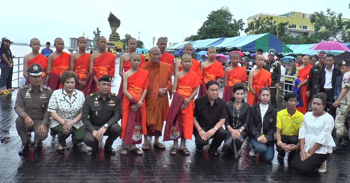 ครั้งสุดท้าย ! พระ-เณร “ทีมหมูป่า” ร่วมพิธีลอยอังคาร “จ่าแซม” กลางน้ำโขง