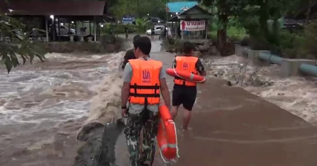 น้ำป่าไหลหลาก ‘น้ำตกนางรอง’ จนท.รุดช่วย นทท. ติดค้าง 50 ชีวิต