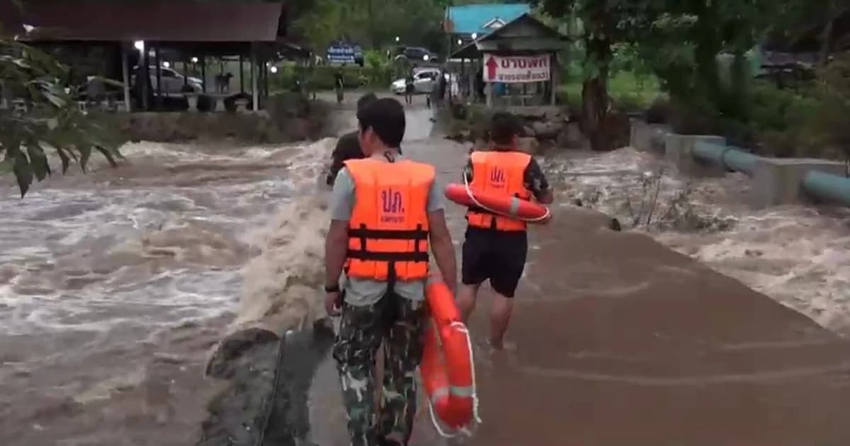 น้ำป่าไหลหลาก ‘น้ำตกนางรอง’ จนท.รุดช่วย นทท. ติดค้าง 50 ชีวิต