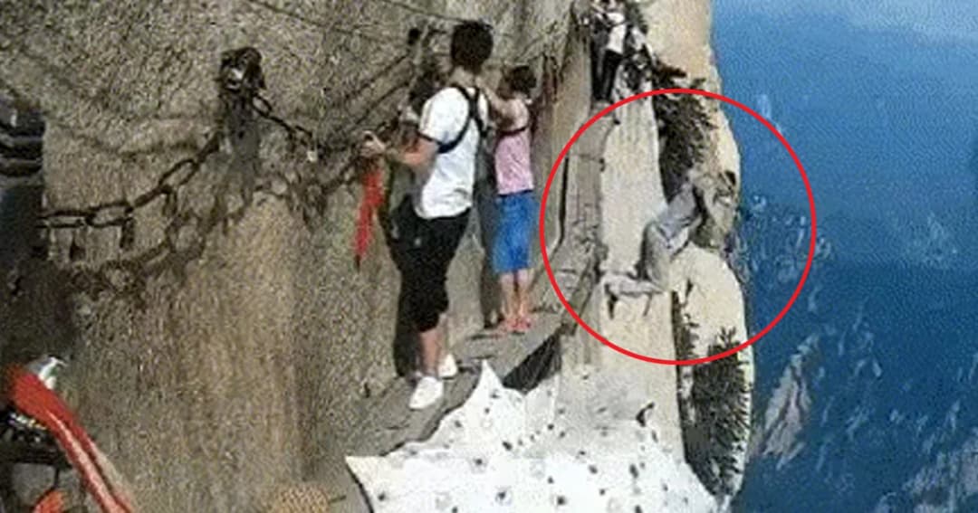 ช็อก! เผยคลิปหนุ่มดิ่งเขาในจีนดับ ต่อหน้าต่อตานักท่องเที่ยว คาดฆ่าตัวตาย