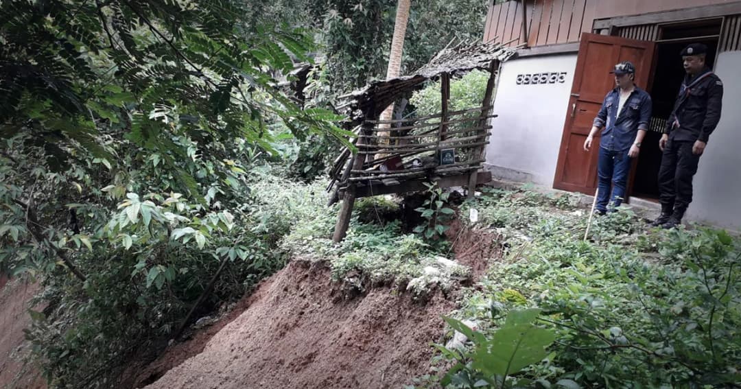 ดินทรุด-ถนนร้าว! เร่งอพยพชาวบ้านแม่สามแลบ อ.สบเมย ไปที่ปลอดภัย