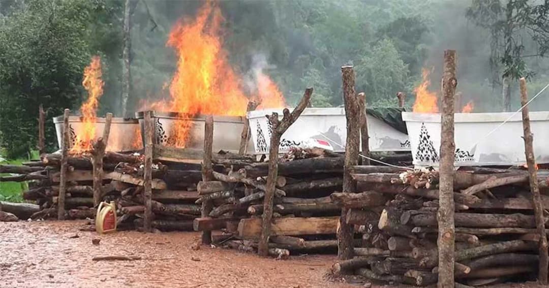 เผา 8 ศพ เหยื่อโคลนถล่มบ้านห้วยขาบ จ.น่าน