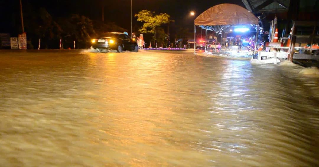 ฝนถล่ม ‘แม่สาย’ น้ำป่าดอยนางนอนไหลทะลักท่วม 500 หลังคาเรือน