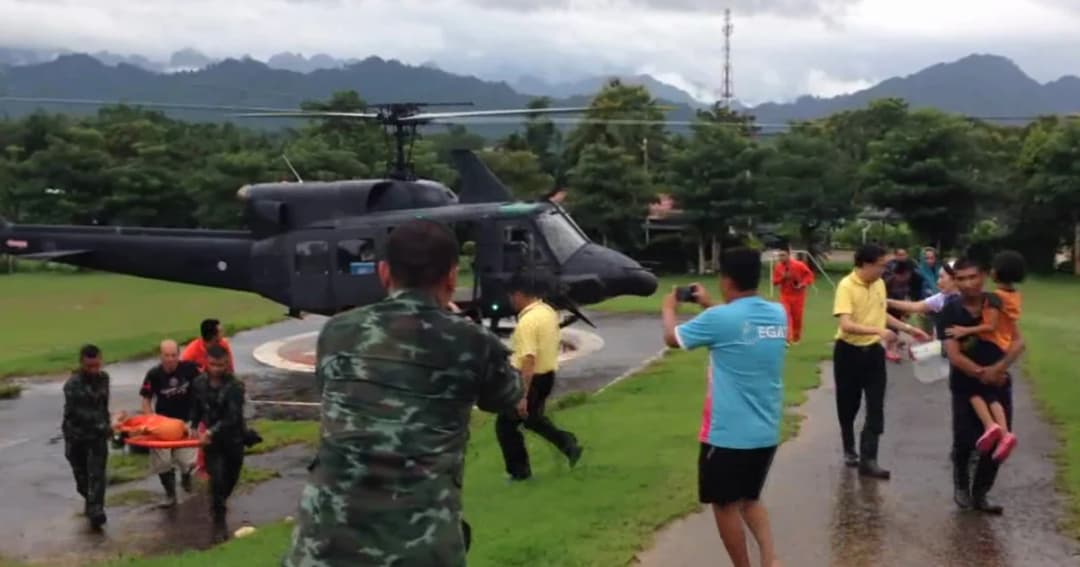 ใช้ ฮ.ลำเลียงผู้ป่วยวิกฤติ 4 ราย พื้นที่ประสบภัยบ้านไล่โว่ ส่งรพ.สังขละบุรี