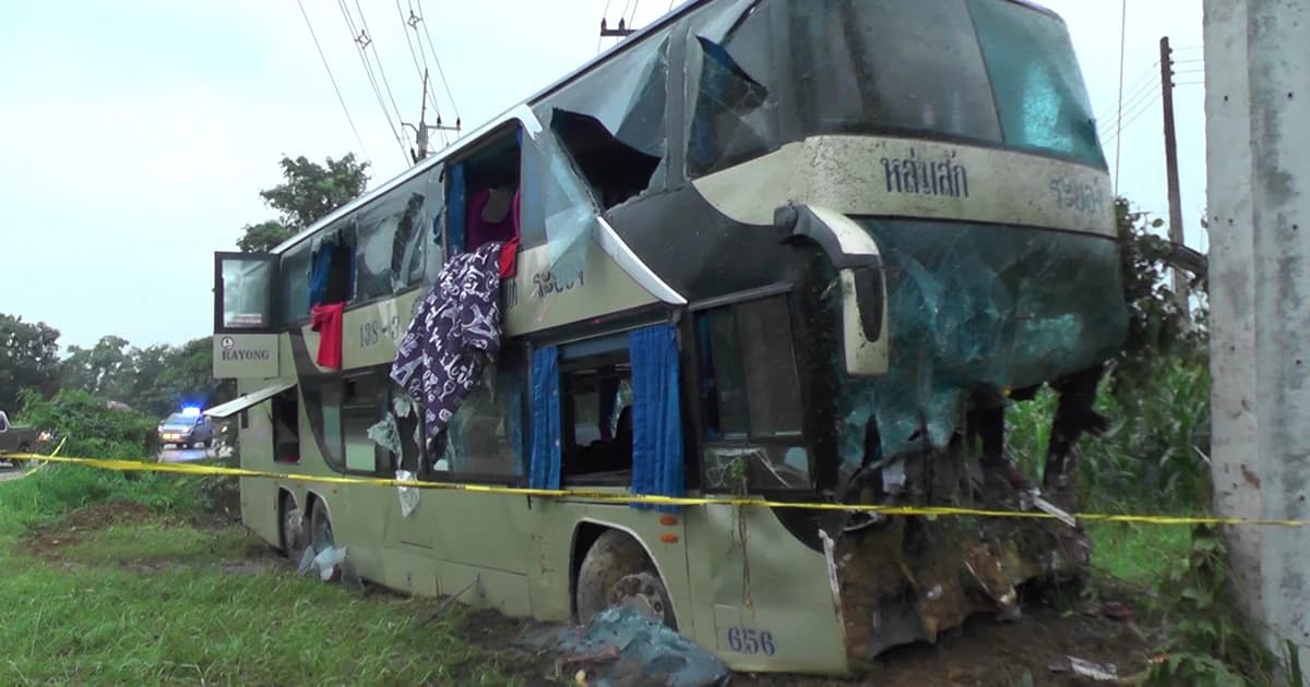 รถทัวร์ระยอง-หล่มสัก หลบฝูงม้าพุ่งลงข้างทาง ดับ 1 เจ็บเกือบ 40