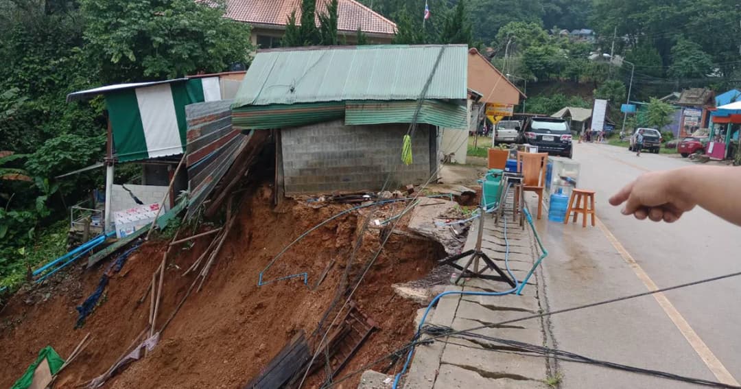 ดินสไลด์! ทางขึ้นภูชี้ฟ้า จ.เชียงราย บ้านพังถล่ม เร่งอพยพชาวบ้าน