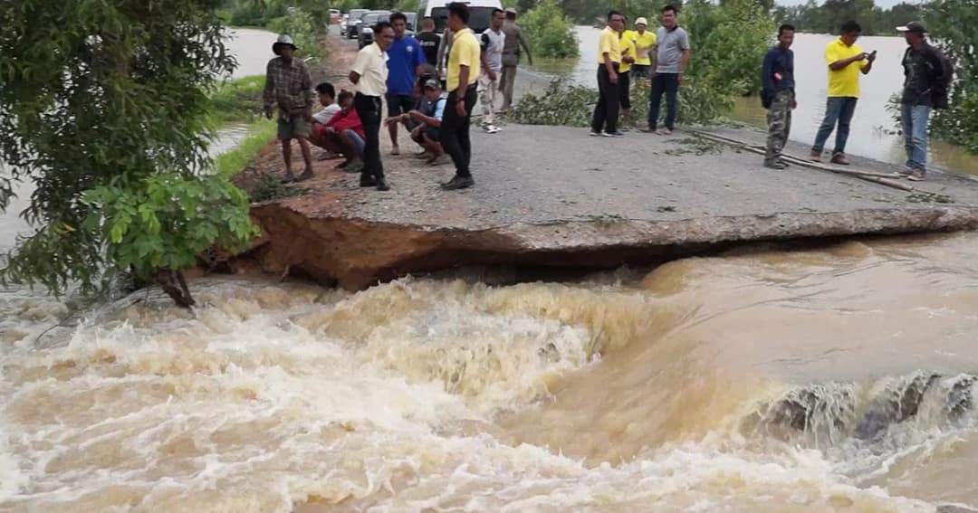 วิกฤต! ลำน้ำยังล้นตลิ่ง ท่วม 6 หมู่บ้าน เดือดร้อนกว่า 500 หลังคาเรือน