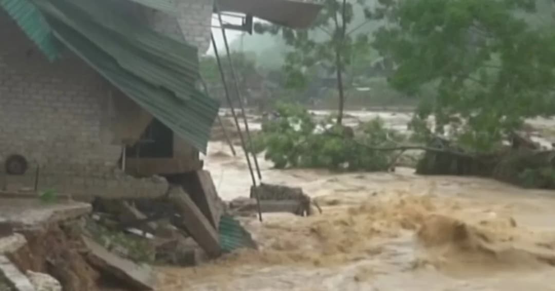 เวียดนามเตรียมอพยพ 14,000 ครัวเรือนในฮานอย หนีน้ำท่วมหลังฝนตกหนัก