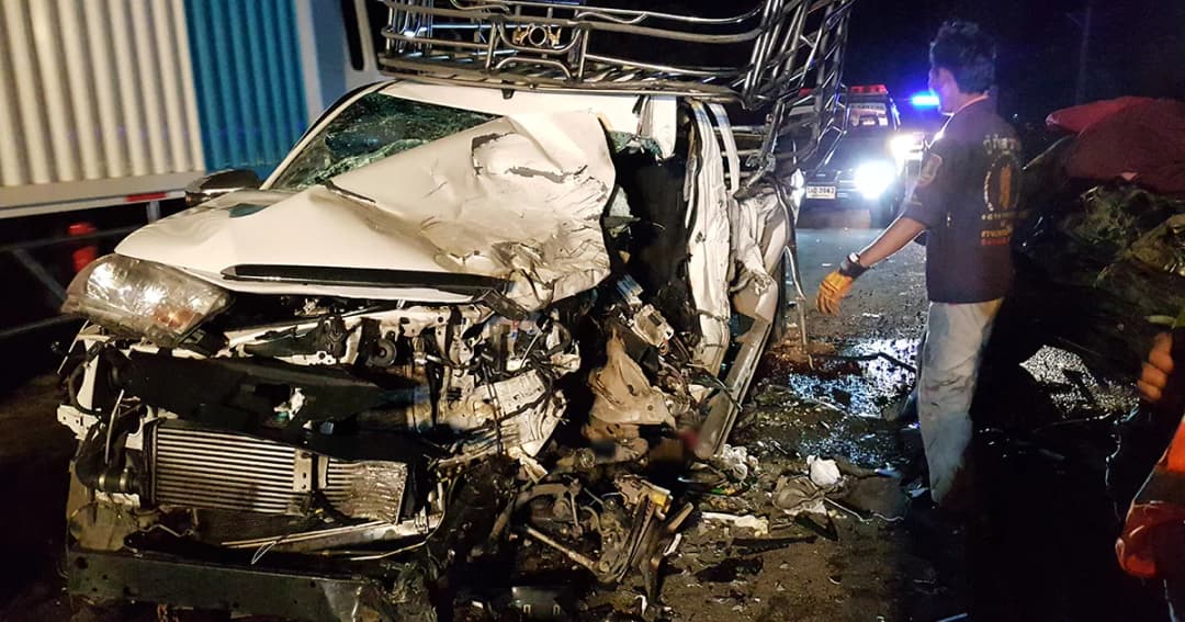 ชนสยอง 4 ศพ ! กระบะแหกโค้งชนสนั่น 3 คันรวด เจ็บหนักอีก 2 ราย