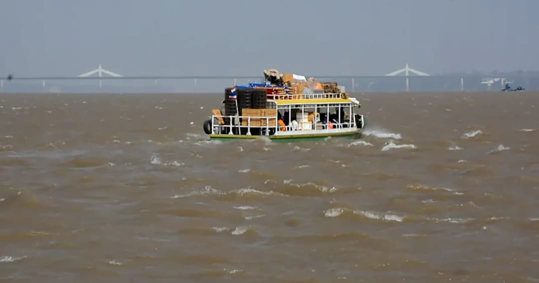 น้ำโขง จ.มุกดาหาร เกินระดับวิกฤต ทะลักเข้าตลาดอินโดจีน เร่งขนของหนี