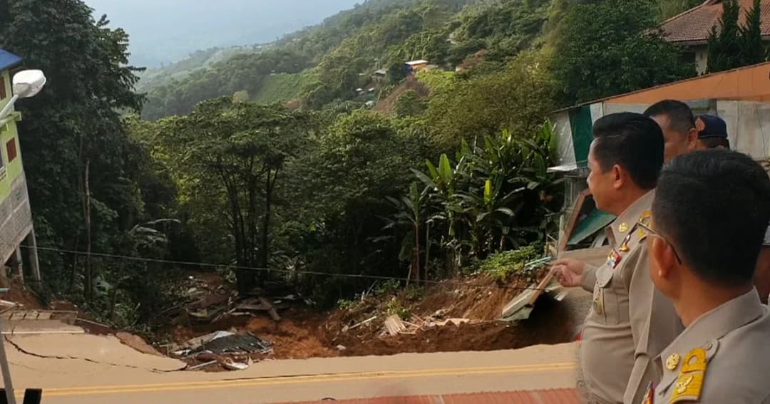ผู้ว่าฯเชียงราย รุดช่วยเหลือชาวบ้านบนดอยภูชี้ฟ้า หลังดินสไลด์บ้านพังเสียหาย